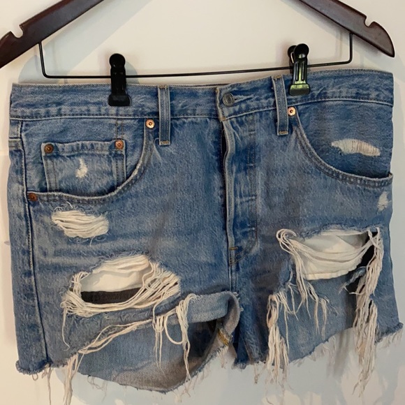Levi’s 501 torn look jean short - Picture 2 of 3